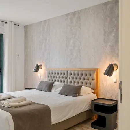 Tanoeiros By An Island