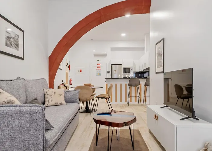 Tanoeiros By An Island