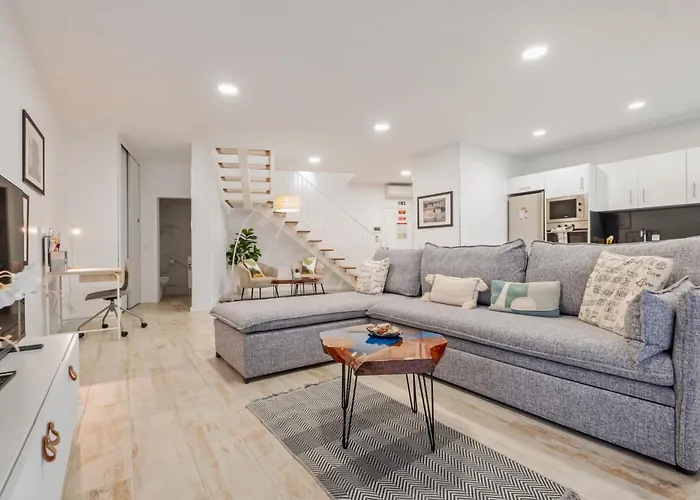 Tanoeiros By An Island