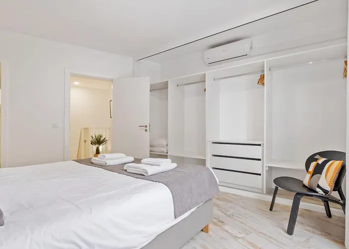 Tanoeiros By An Island