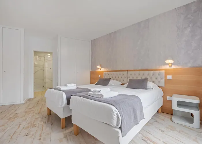 Tanoeiros By An Island * Funchal (Madeira)