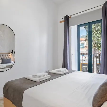 Tanoeiros By An Island