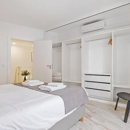 Tanoeiros By An Island