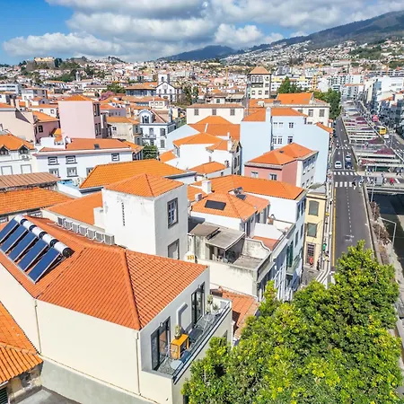 Tanoeiros By An Island